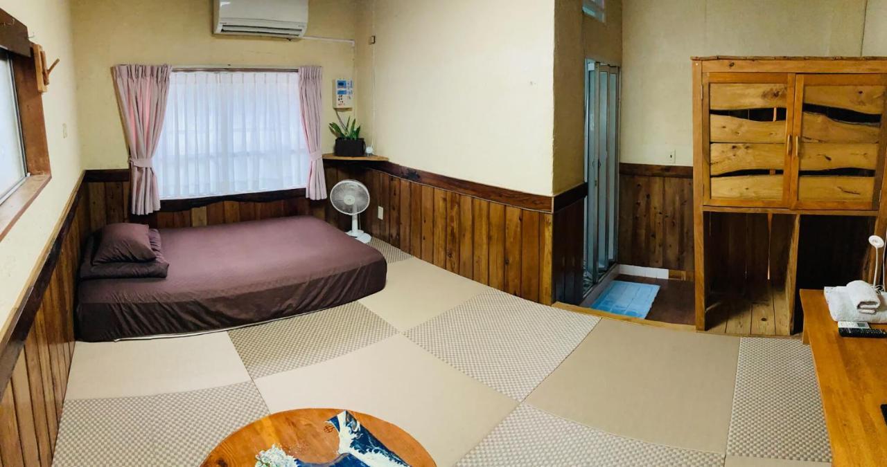 ペンションやいま日和 Hotel Ishigaki  Buitenkant foto